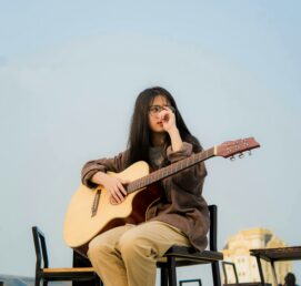 Море сокол пие вода на Вардарот